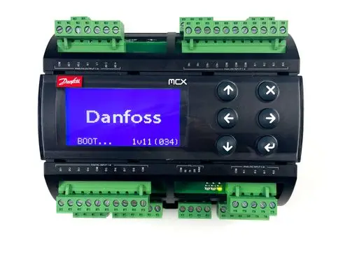 Steuergerät von Danfoss mit Display und Tasten; Anschlussmöglichkeiten für digitale und analoge Eingänge sowie Ausgänge, angezeigt in einem kompakten, schwarzen Gehäuse.